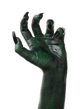 Cadılar Bayramı yeşil cadısı ya da zombi eli beyaza izole edilmiş.