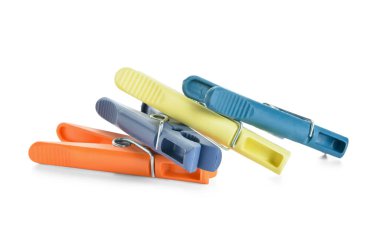 Beyaz arka plan üzerinde renkli plastik clothespins dönüştürün