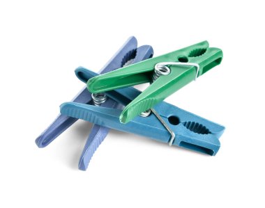 Beyaz arka plan üzerinde izole plastik clothespins dönüştürün