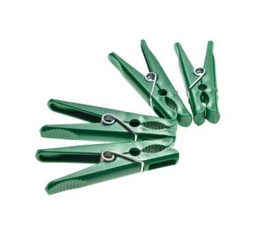 Beyaz arkaplanda yeşil plastik mandallar