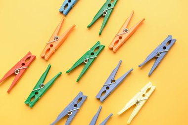 Renk arkaplanındaki birçok farklı mandal