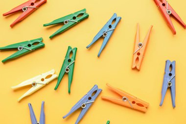 Renk arkaplanındaki farklı mandallar