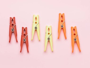 Pembe arka planda birçok plastik mandal