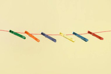 Çamaşır ipinde farklı mandallar asılı.