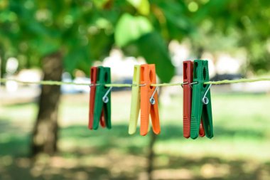 Açık havada asılı renkli plastik mandallar.