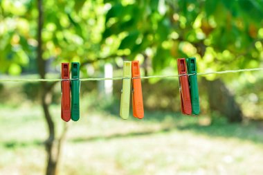 Açık havada asılı renkli plastik mandallar.