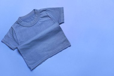 Mavi arkaplanda şık bir tişört