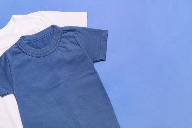 Mavi arkaplanda şık tişörtler, yakın plan