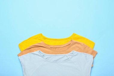 Mavi arkaplanda farklı tişörtler, yakın plan