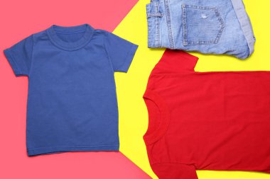 Renkli tişörtler ve şortlar