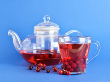 Çaydanlık ve bir fincan lezzetli yaban mersini çayı.