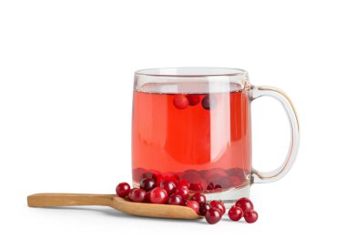 Bir fincan lezzetli yaban mersini çayı ve beyaz arka planda böğürtlen.