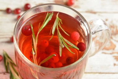 Hafif ahşap zemin üzerinde bir fincan lezzetli kızılcık çayı.