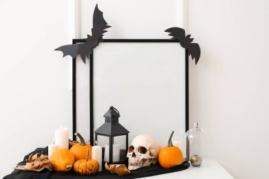 Masadaki Cadılar Bayramı kutlaması için dekorasyon.