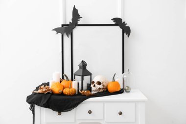 Cadılar Bayramı için odadaki çekmeceleri süsleme