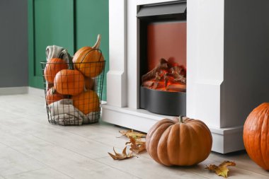 Cadılar Bayramı partisi için dekore edilmiş şömine.