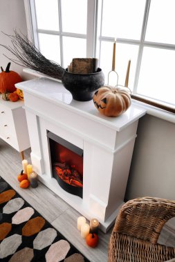 Cadılar Bayramı partisi için şöminesi olan şık bir oda.