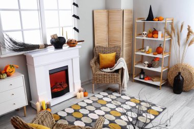 Cadılar Bayramı partisi için şöminesi olan şık bir oda.