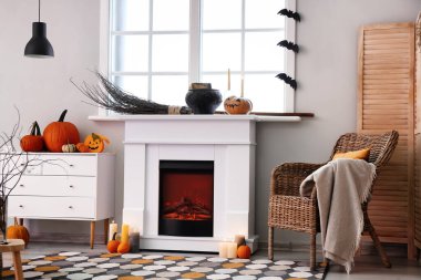 Cadılar Bayramı partisi için şöminesi olan şık bir oda.