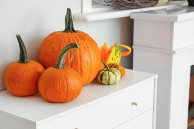 Cadılar Bayramı partisi için balkabakları odadaki çekmecelerin üstünde.