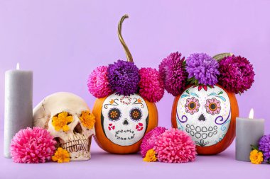 Renkli kafatası boyalı balkabakları. Meksika Ölüler Günü 'nün Kutlaması (El Dia de Muertos)