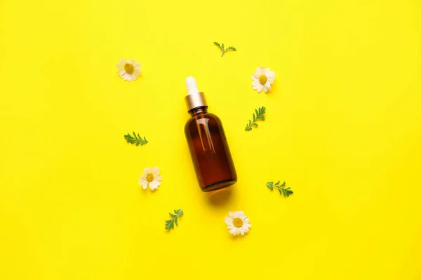 Flasche Ätherisches Kamillenöl Auf Farbigem Hintergrund — Stockfoto