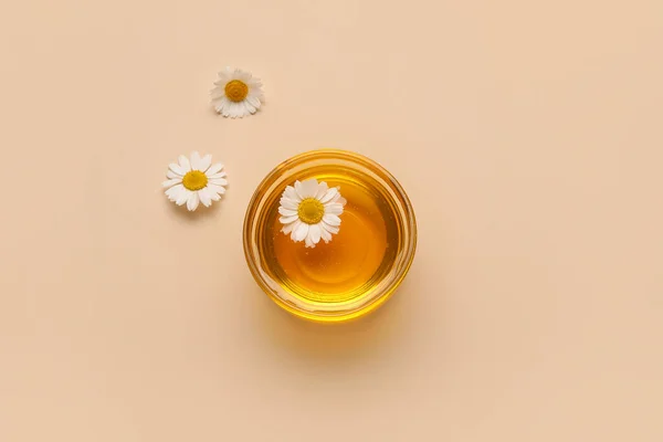 Schüssel Mit Süßem Honig Und Kamillenblüten Auf Farbigem Hintergrund — Stockfoto