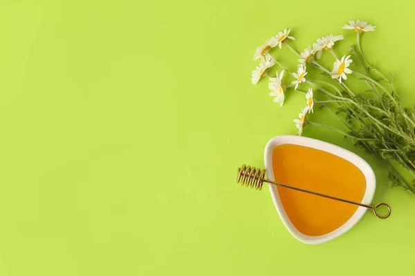 Bowl Sweet Honey Chamomile Flowers Color Background — Stock Photo, Image