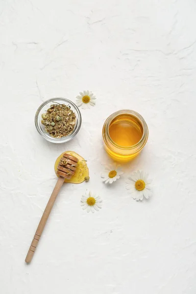 Composition Jar Sweet Honey Dried Chamomile Flowers Light Background — Stock Photo, Image