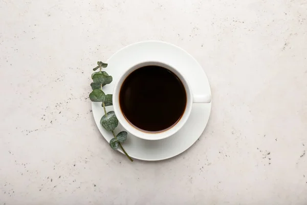 Чашка Кофе Свежая Ветвь Эвкалипта Светлом Фоне — стоковое фото