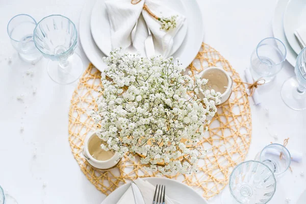 Açık arkaplanda çigila çiçekleri olan güzel bir masa.