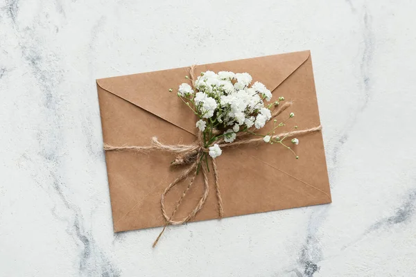 Envelop Met Mooie Gypsophila Bloemen Lichte Achtergrond — Stockfoto