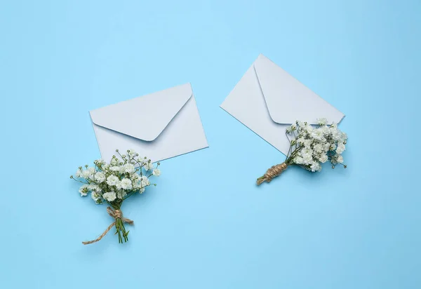 Güzel Jigolo Çiçekleri Renkli Davetiyeli Mektuplar — Stok fotoğraf