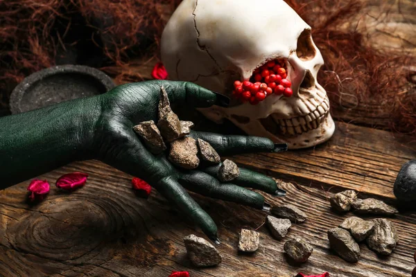 Рука Зелёной Ведьмы Хэллоуин Совершает Ритуал — стоковое фото