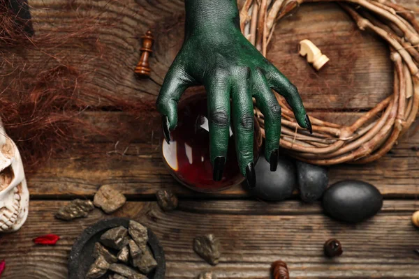 Halloween Mano Della Strega Verde Esecuzione Rituale — Foto Stock