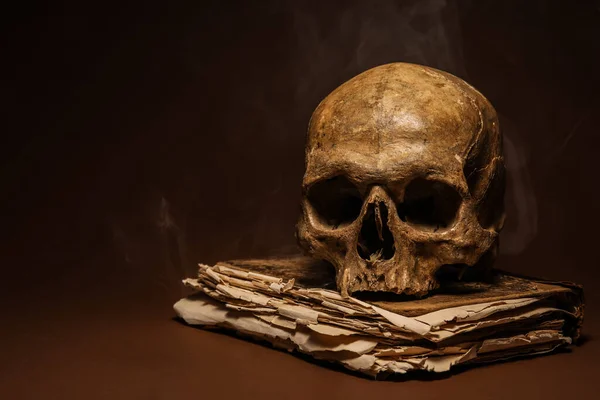Human Skull Old Book Color Background — Stock Photo, Image