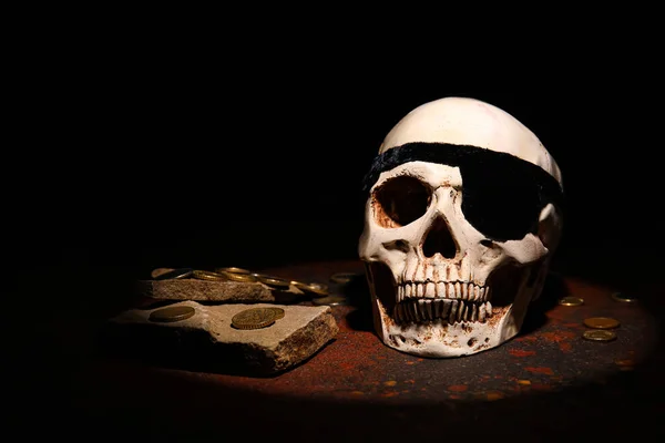 Cráneo Pirata Con Monedas Oro Sobre Fondo Oscuro — Foto de Stock