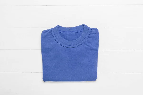 Blauw Shirt Lichte Houten Achtergrond — Stockfoto