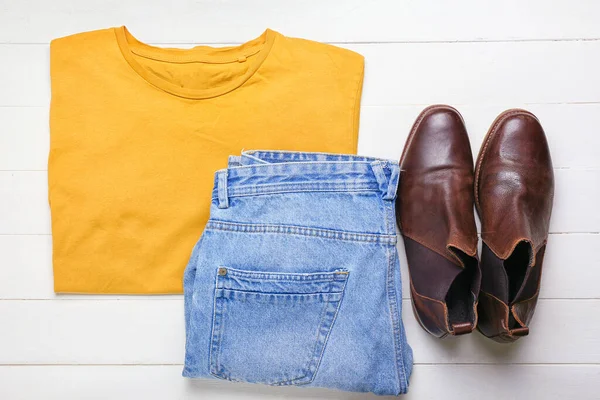 Stilvolle Kleidung Und Schuhe Auf Weißem Holzhintergrund — Stockfoto