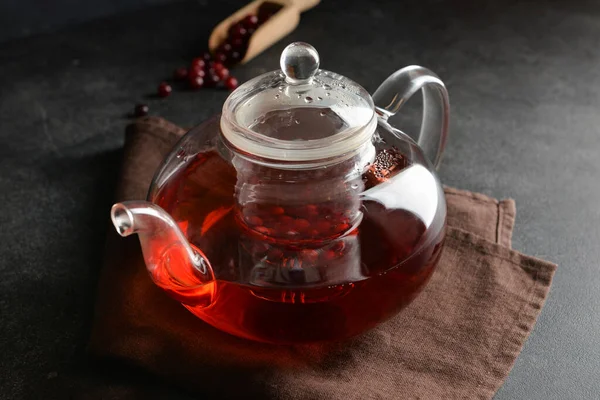 Чайник Вкусным Клюквенным Чаем Темном Фоне — стоковое фото