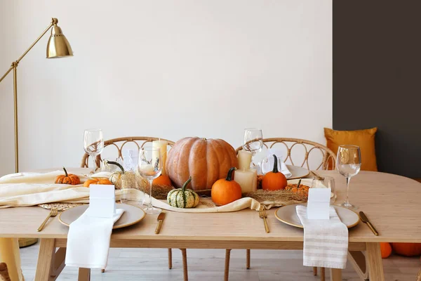 Table Manger Avec Citrouilles Près Mur Léger — Photo