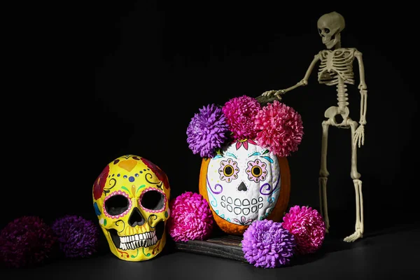 暗い背景に塗装頭蓋骨とカボチャ メキシコの死者の日のお祝い Dia Muertos — ストック写真
