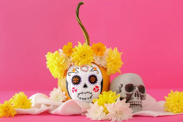 背景色に彩色された頭蓋骨のカボチャ メキシコの死者の日のお祝い Dia Muertos — ストック写真