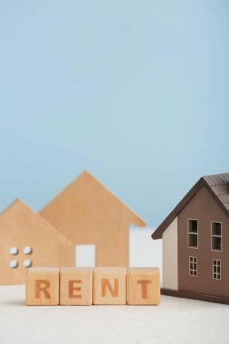 Masada mavi arkaplan üzerinde kelime RENT olan evler