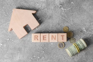 Kelime RENT ile ahşap ev ve grunge arkaplan üzerinde para