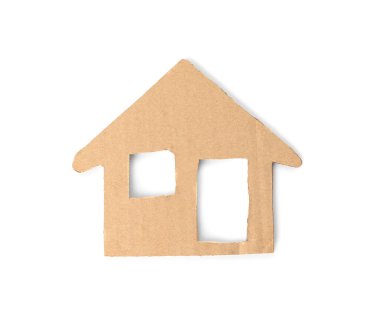 Beyaz zemin üzerine karton ev