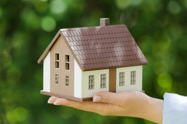 Açık havada ev modeli olan kadın, yakın plan.