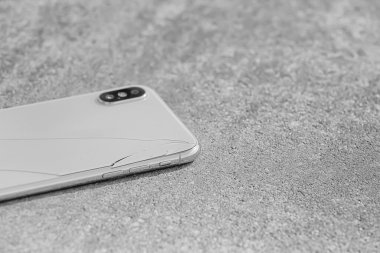 Kaldırımdaki hasarlı cep telefonu, yakın plan.