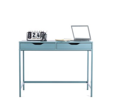 Beyaz arka planda dizüstü bilgisayarı olan mavi masa