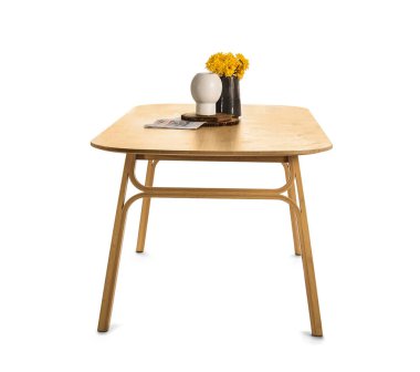 Beyaz arka planda vazoları ve çiçekleri olan yemek masası.